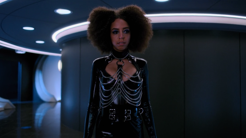 Lizzie Elliott (Hayley Law) comes across someone who’s about to die.
